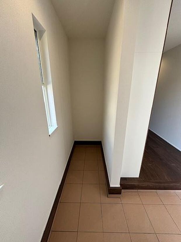 玄関には物置スペースも完備しており、家族写真やお花、芸術品、鍵などお好みに合わせて自分色に染めてください。