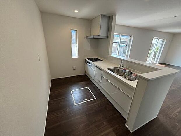 システムキッチンは、収納豊富で調理がスムーズに進むように設計されています。掃除のしやすいワークトップや、手元を照らす照明など、使いやすさとデザイン性を兼ね備えた空間です。