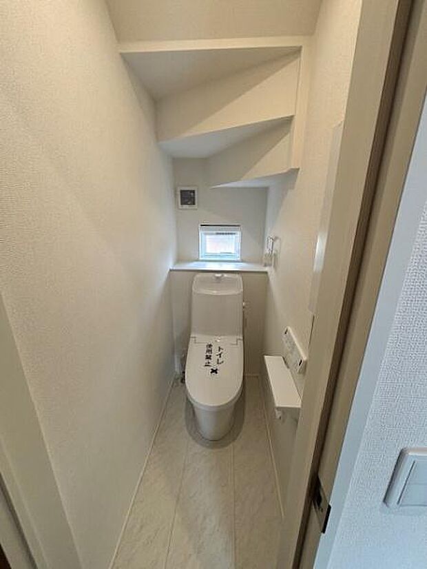 スッキリとした清潔感のあるトイレです。シンプルで洗練されたデザインが、毎日の使用を快適にし、訪れるたびにリフレッシュできる場所です。