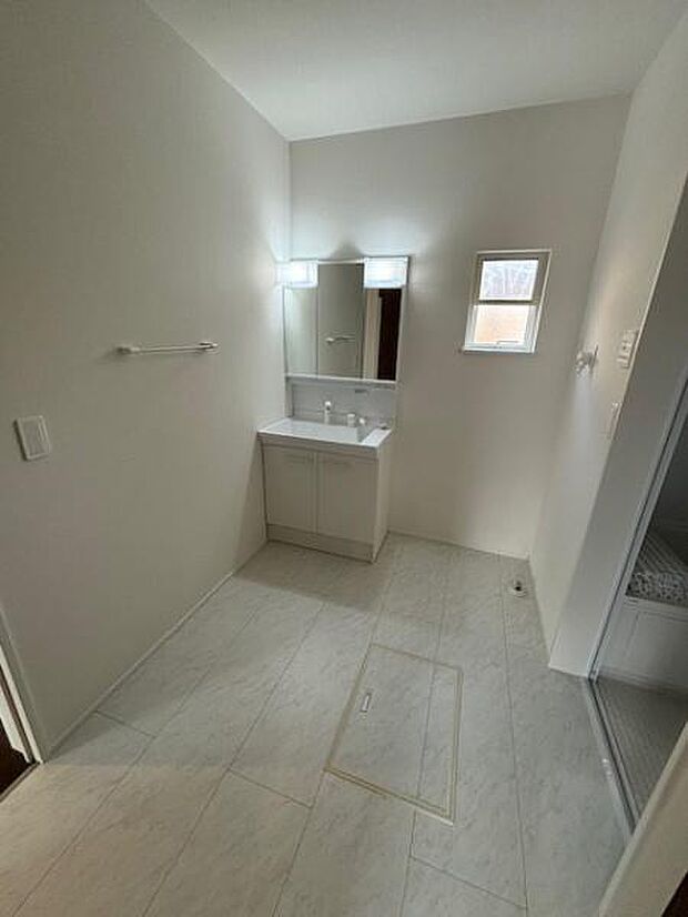 清潔感のある洗面台は、毎日の身支度を快適にするだけでなく、心地よい空間を提供します。明るく清潔なデザインが、リフレッシュできる朝のスタートをサポートします。