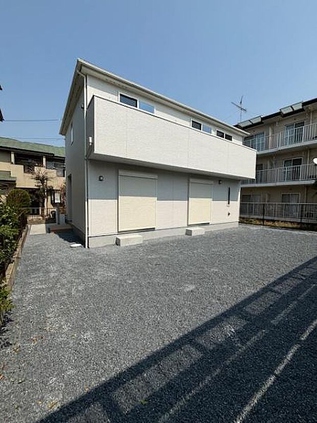 ひろびろとしたお庭。季節のお花を楽しむガーデニングや家庭菜園などいかがでしょうか。
