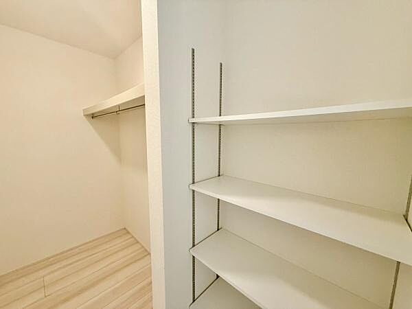 ウォークインクローゼットです！たくさん収納できますので、お部屋をきれいに保てますね！