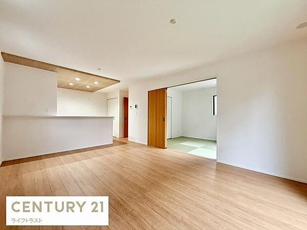 広々としたリビングで過ごす、家族との何気ない会話と笑顔。ここで過ごす時間が日常に彩りを添えます。