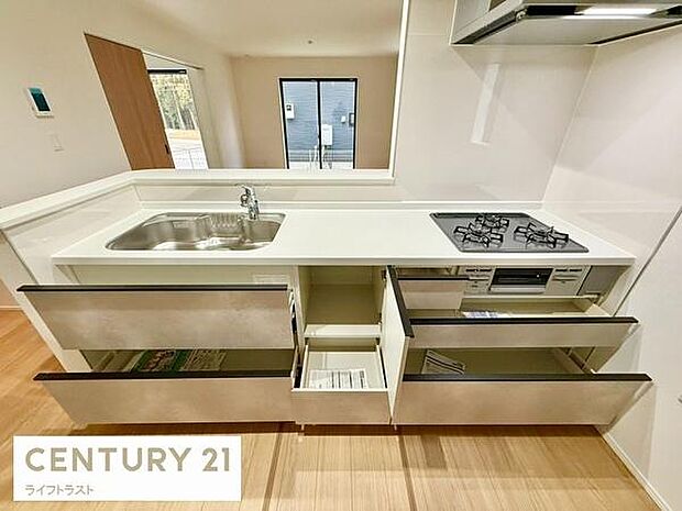 対面式キッチンは、料理中でも家族やゲストとのコミュニケーションが取りやすく、開放感が魅力です。リビング全体を見渡せるため、子供の様子を確認しながら家事を進められる利便性も高いです。