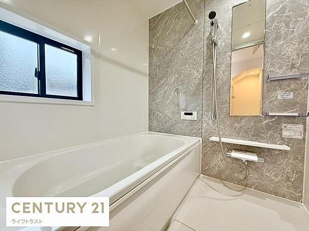 追い炊き機能付きの浴室は、いつでも温かいお湯でリラックスできる快適な空間を提供します。