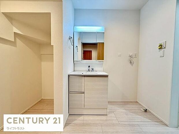 広々とした洗面化粧台は清潔感あふれるスタイリッシュデザイン 洗面台には収納がついていますので洗面用品やスキンケア用品なども整理できます