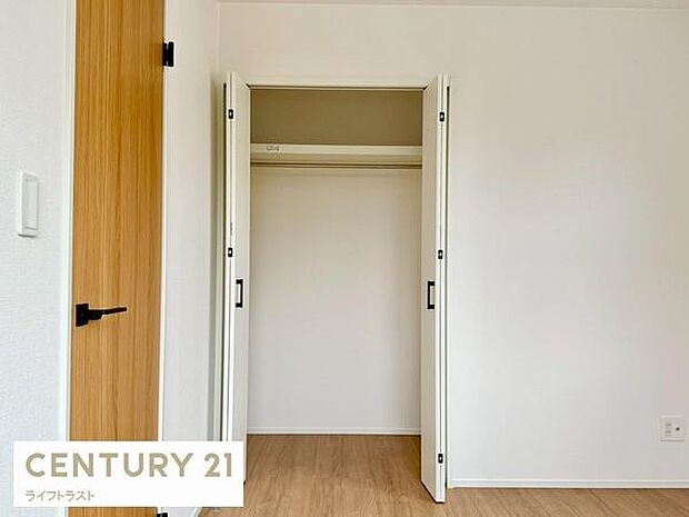 クローゼットが完備されたお住まい。衣類や小物をすっきりと収納でき、部屋全体が整然とした印象に。