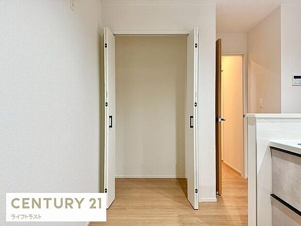 キッチン横には収納がありますのでお部屋もスッキリ片付きます。