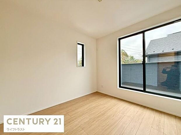 大きな窓から差し込む自然光が部屋全体を明るく照らし、心地よい空間を演出します。