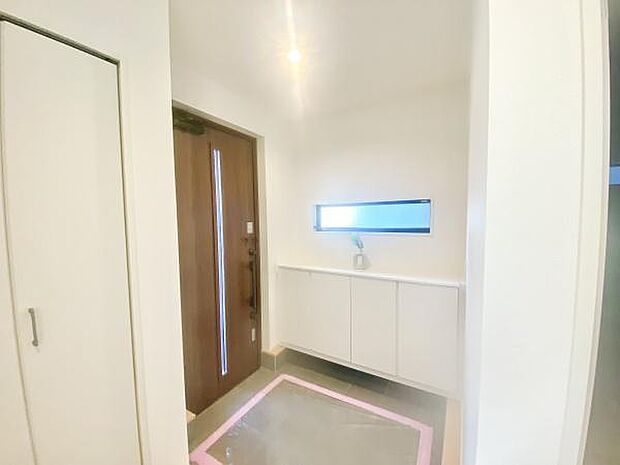 収納があり玄関もスッキリ片付きます。