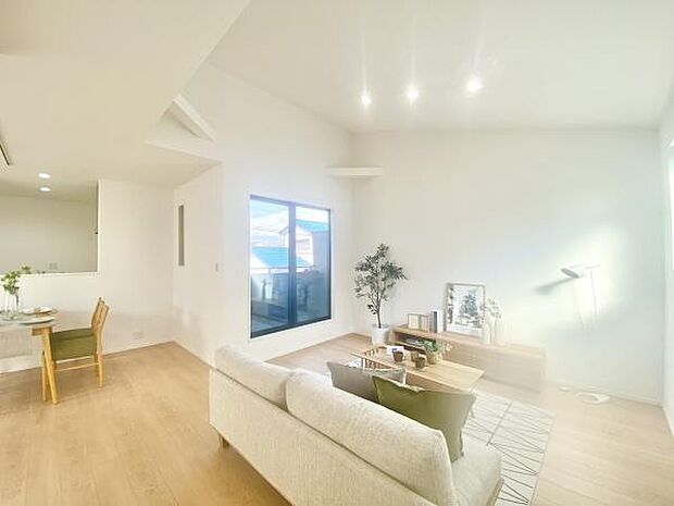 くつろげるリビングで過ごす、家族との何気ない会話と笑顔。ここで過ごす時間が日常に彩りを添えます。