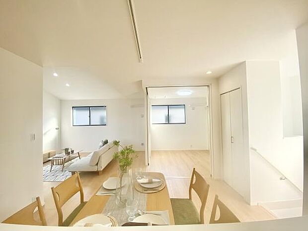 広々としたリビングで過ごす、家族との何気ない会話と笑顔。ここで過ごす時間が日常に彩りを添えます。