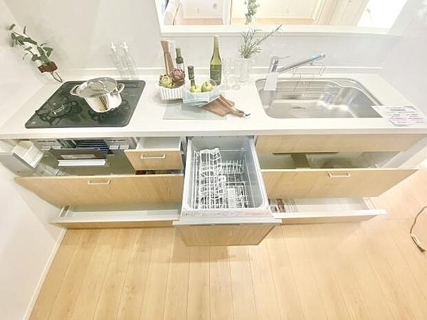 収納が豊富なキッチンスペース。調理器具や食器がすっきりと収まり、キッチンがいつも整然とした状態に。効率的に料理ができるので、毎日のクッキングがもっと楽しくなります。