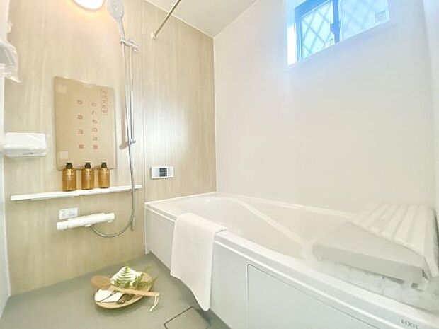 広々としたバスルームで、疲れた体をゆっくりと癒すひととき。家族全員がリラックスできる心地よい空間です。