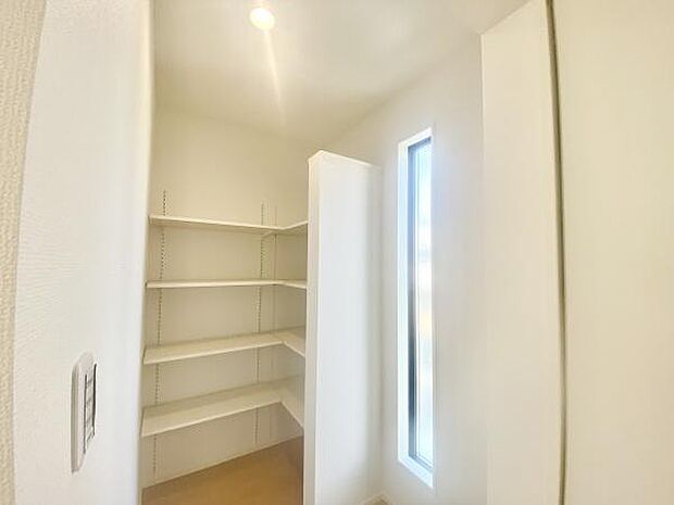 キッチン横には収納がありますのでお部屋もスッキリ片付きます。