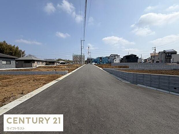 整備された前面道路です。