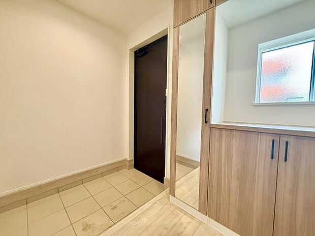 収納力のあるシューズボックスにはオシャレなオブジェや趣味のコレクションを飾ってお客様をお出迎えするのもステキですね。