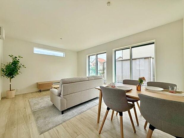 大きな窓からたっぷりと差し込む明るい日差しが、リビング全体を温かく包み込みます。この開放感あふれる空間は、ご家族が一番多くの時間を過ごす場所として最適です。