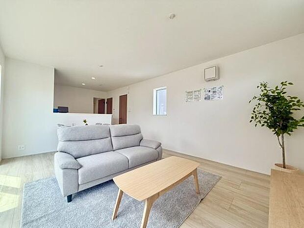 広々としたリビングで過ごす、家族との何気ない会話と笑顔。ここで過ごす時間が、日常に彩りを添えます