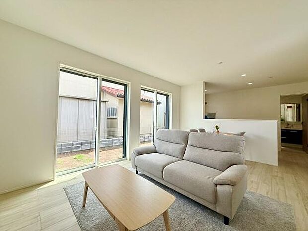 家族が集まるリビングは心地よさと開放感が調和し、自然と笑顔が生まれる場所です。