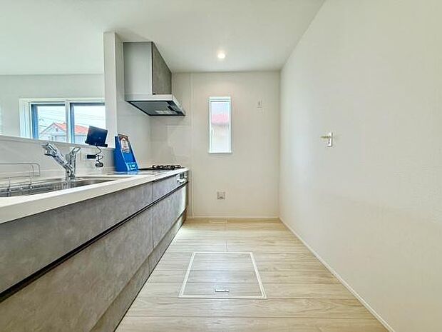 対面式キッチンは、料理中でも家族やゲストとのコミュニケーションが取りやすく、開放感が魅力です。リビング全体を見渡せるため、子供の様子を確認しながら家事を進められる利便性も高いです。