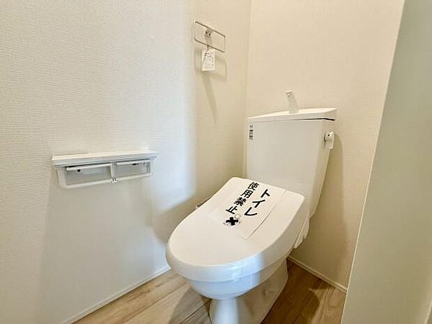 洗浄機能と温座で、心地よい清潔感を。寒い季節も、優しい温もりが迎えてくれる。日々の生活に、ほんのり贅沢な癒しを！