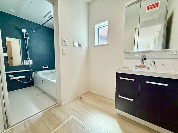 広々とした洗面化粧台は清潔感あふれるスタイリッシュデザイン　洗面台には収納がついていますので洗面用品やスキンケア用品なども整理できます