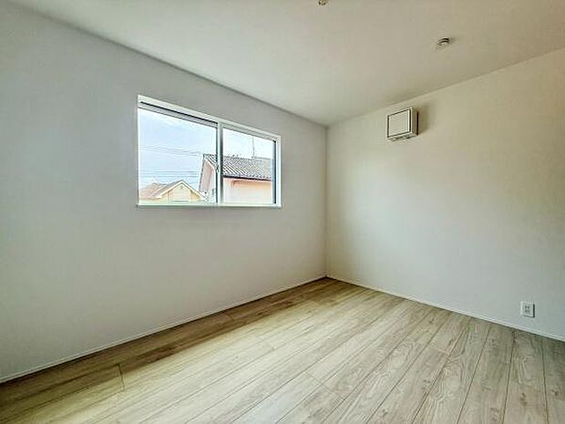 窓から差し込む自然光が部屋全体を明るく照らし、心地よい空間を演出します。