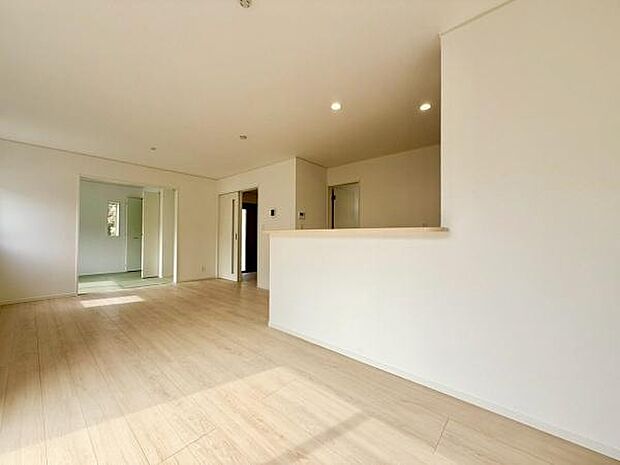 くつろげるリビングで過ごす、家族との何気ない会話と笑顔。ここで過ごす時間が日常に彩りを添えます。