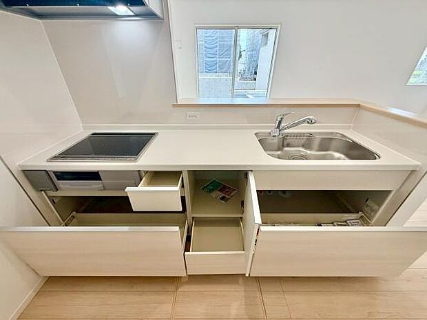 収納が豊富なキッチンスペース。調理器具や食器がすっきりと収まり、キッチンがいつも整然とした状態に。効率的に料理ができるので、毎日のクッキングがもっと楽しくなります。