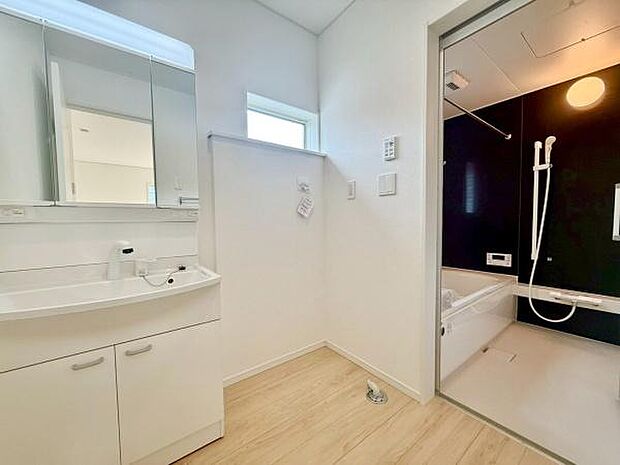 広々とした洗面化粧台は清潔感あふれるスタイリッシュデザイン　洗面台には収納がついていますので洗面用品やスキンケア用品なども整理できます