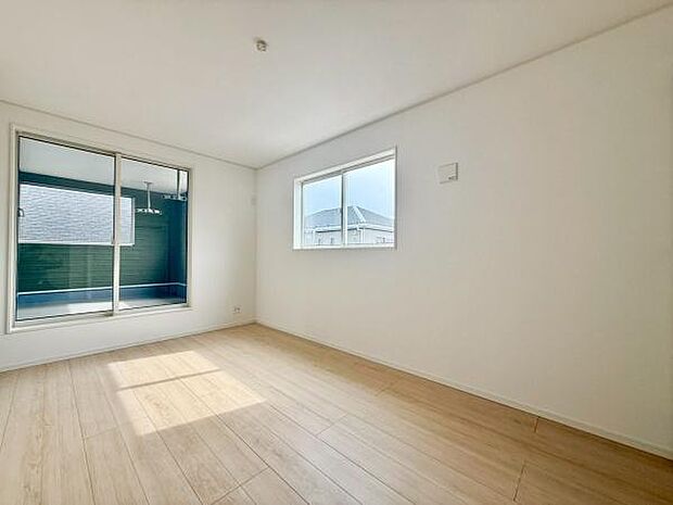 窓から差し込む自然光が部屋全体を明るく照らし、心地よい空間を演出します。