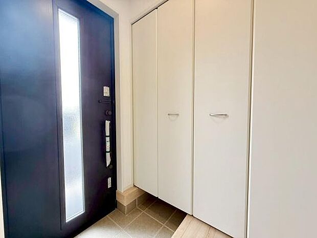 大容量のシューズケース。たくさん収納できますので、玄関周りをすっきりさせることができます。