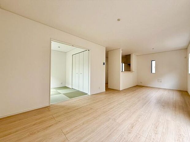 広々としたリビングで過ごす、家族との何気ない会話と笑顔。ここで過ごす時間が、日常に彩りを添えます