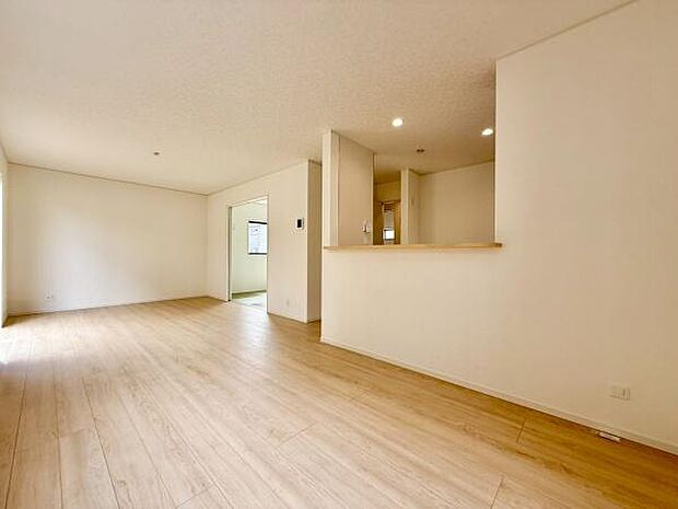 くつろげるリビングで過ごす、家族との何気ない会話と笑顔。ここで過ごす時間が日常に彩りを添えます。