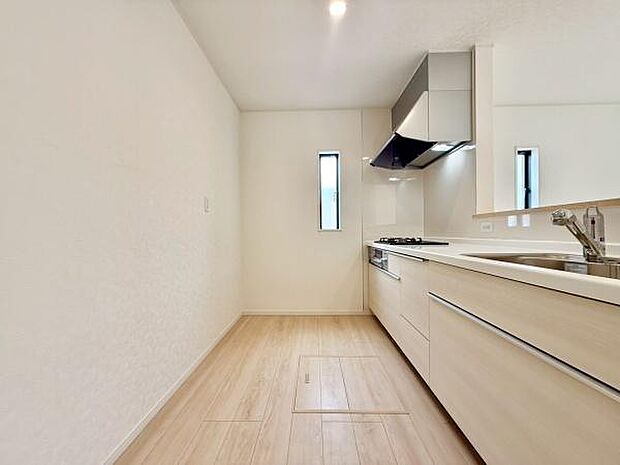 対面式キッチンは、料理中でも家族やゲストとのコミュニケーションが取りやすく、開放感が魅力です。リビング全体を見渡せるため、子供の様子を確認しながら家事を進められる利便性も高いです。