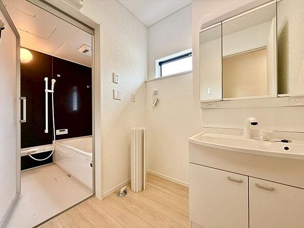 広々とした洗面化粧台は清潔感あふれるスタイリッシュデザイン　洗面台には収納がついていますので洗面用品やスキンケア用品なども整理できます