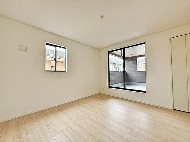 窓から差し込む自然光が部屋全体を明るく照らし、心地よい空間を演出します。