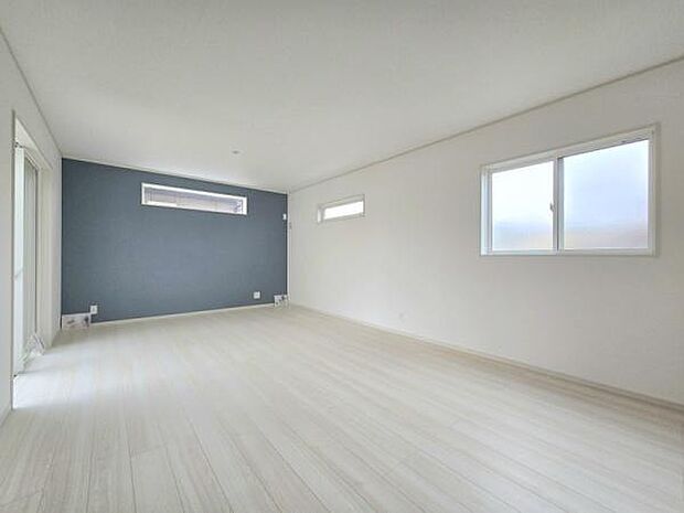 明るい陽光が差し込むリビングで、家族との何気ない会話やくつろぎのひとときを過ごす贅沢な時間を。