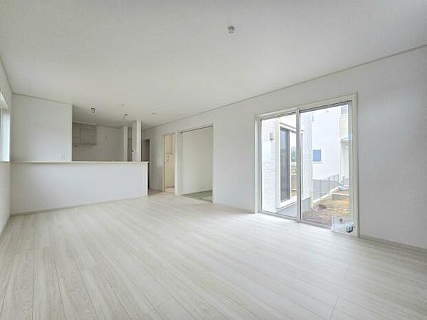 家族が集まるリビングは、ただ広いだけじゃない。心地よさと開放感が調和し、自然と笑顔が生まれる場所です。