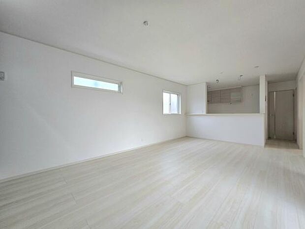 広々としたリビングで過ごす、家族との何気ない会話と笑顔。ここで過ごす時間が、日常に彩りを添えます。