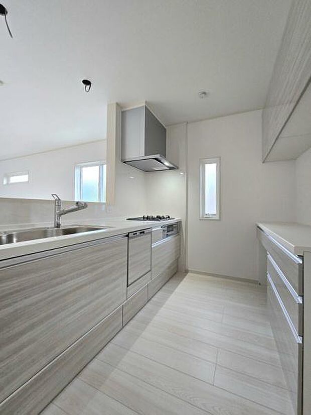 対面式キッチンは、料理中でも家族やゲストとのコミュニケーションが取りやすく、開放感が魅力です。リビング全体を見渡せるため、子供の様子を確認しながら家事を進められる利便性も高いです。