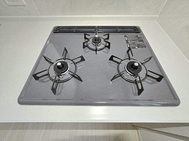 3口コンロで同時調理がスムーズに。忙しい朝や本格的な料理も効率良く進み、毎日のキッチン作業がさらに楽しくなります。