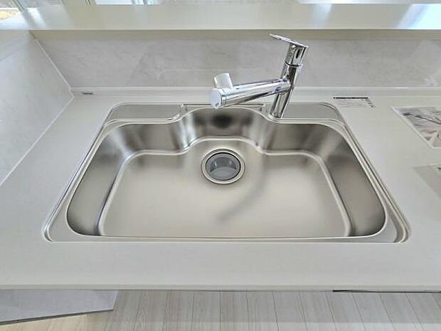 広々としたシンク 洗い物も簡単、スマートなシンク。キッチンの中心を彩る、使いやすさと美しさの調和