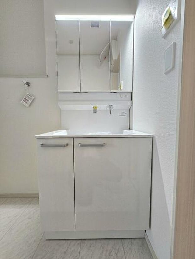 清潔感のある洗面台は、毎日の身支度を快適にするだけでなく、心地よい空間を提供します。明るく清潔なデザインが、リフレッシュできる朝のスタートをサポートします。