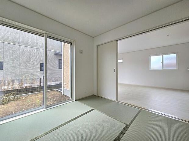 寛ぎの空間、客間としてはもちろんの事ですがお子様が遊んだりお昼寝したり多様な使い方ができますね。