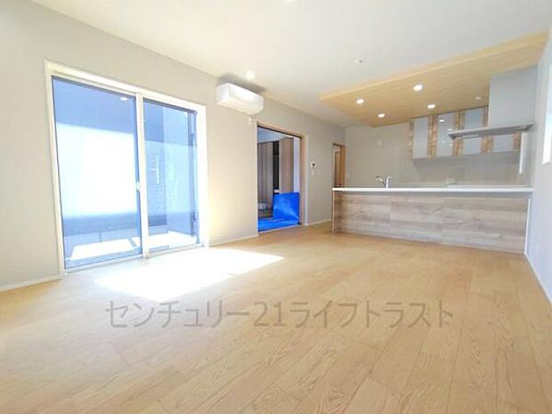 家族が集まるリビングは、ただ広いだけじゃない。心地よさと開放感が調和し、自然と笑顔が生まれる場所です。