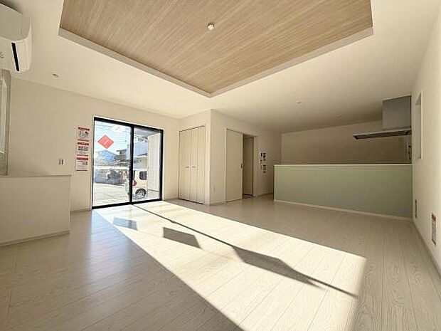 日差しがたっぷりと注ぐリビングでは、家族全員がリラックス。毎日がくつろぎと笑顔に満ちた空間が広がります