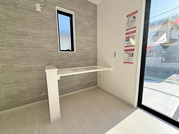 お子様のリビング学習に最適。家事をしながら見守れるスタディカウンター付き。