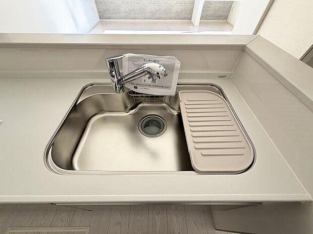 広々としたシンク　洗い物も簡単、スマートなシンク。キッチンの中心を彩る、使いやすさと美しさの調和